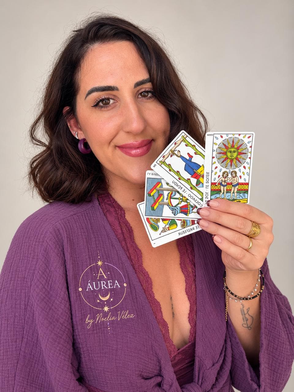 Noelia Vélez muestra varias cartas del Tarot de Marsella, con El Sol delante