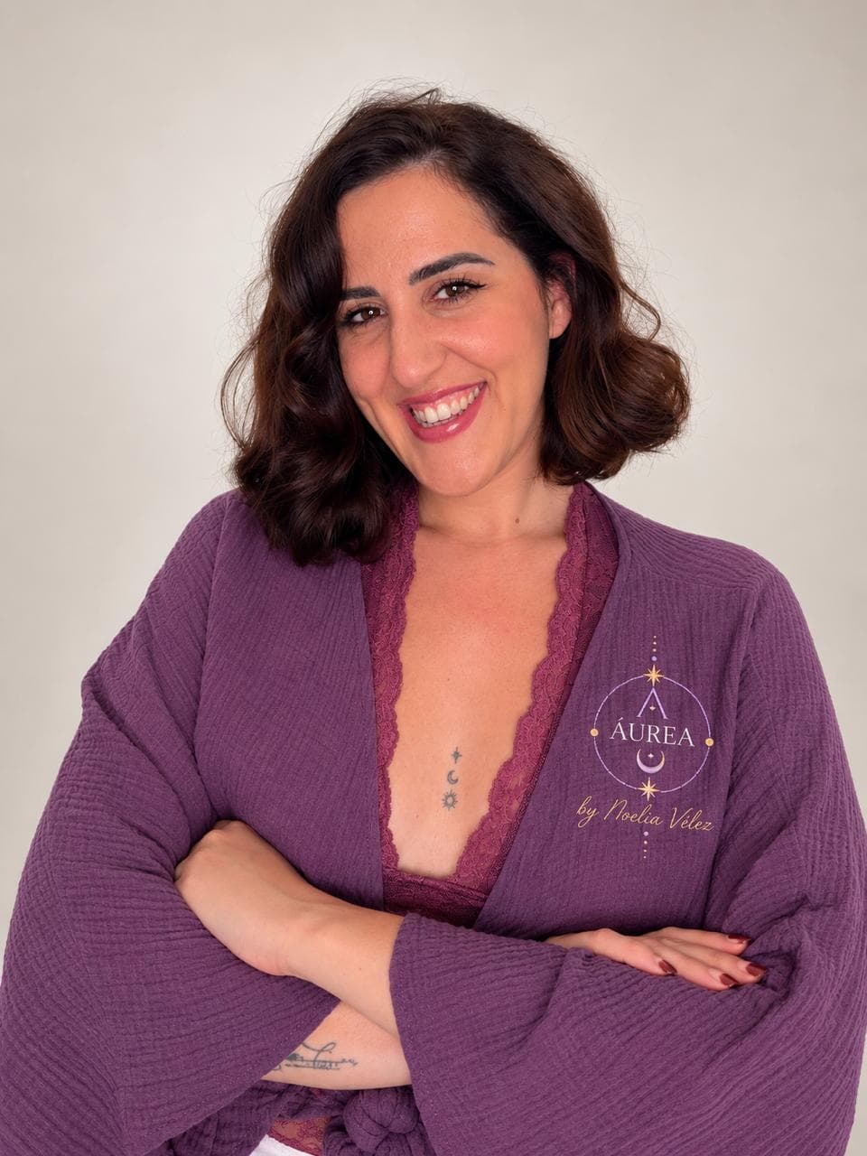 Retrato de Noelia Vélez con los brazos cruzados