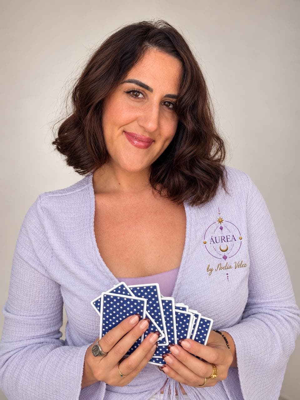 Noelia Vélez sostiene varias cartas boca abajo, antes de darles la vuelta